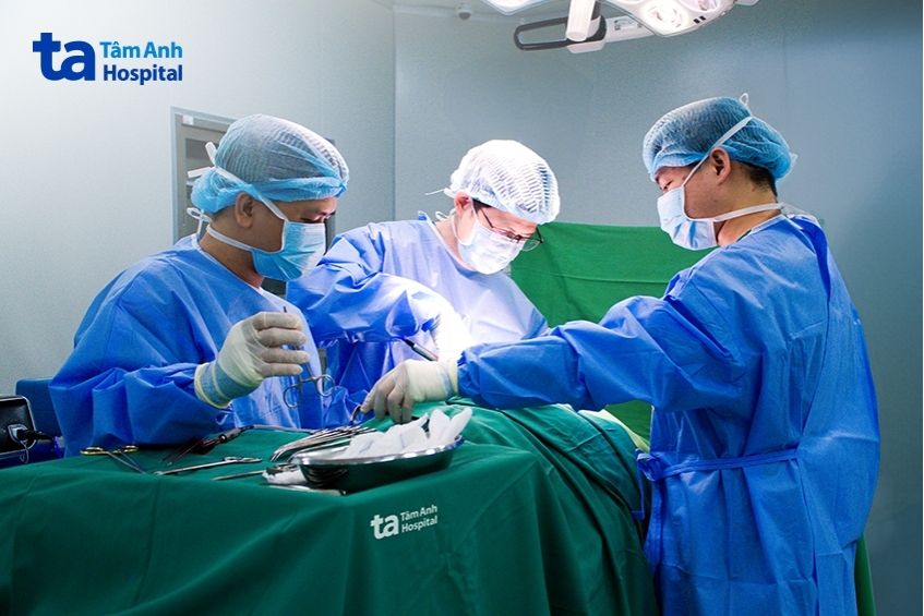 Bác sĩ Tấn (giữa) phẫu thuật cắt toàn bộ tuyến giáp cho bệnh nhân Thảo.