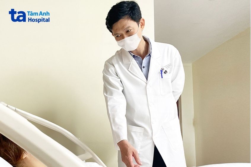Bác sĩ Tấn khám cho chị Ánh sau mổ.