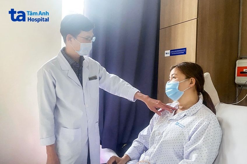 Bác sĩ Tấn kiểm tra vết mổ cho chị Hồng sau phẫu thuật.