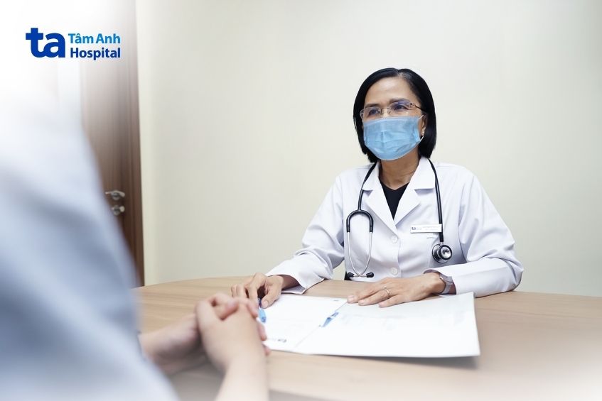 Bác sĩ Thiên Hương đang tư vấn điều trị cho ông Đạt.