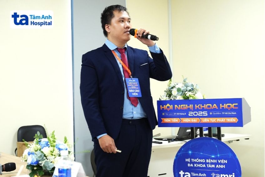 Bác sĩ Thiện báo cáo ca bệnh điển hình trong khuôn khổ Hội nghị khoa học thường niên.