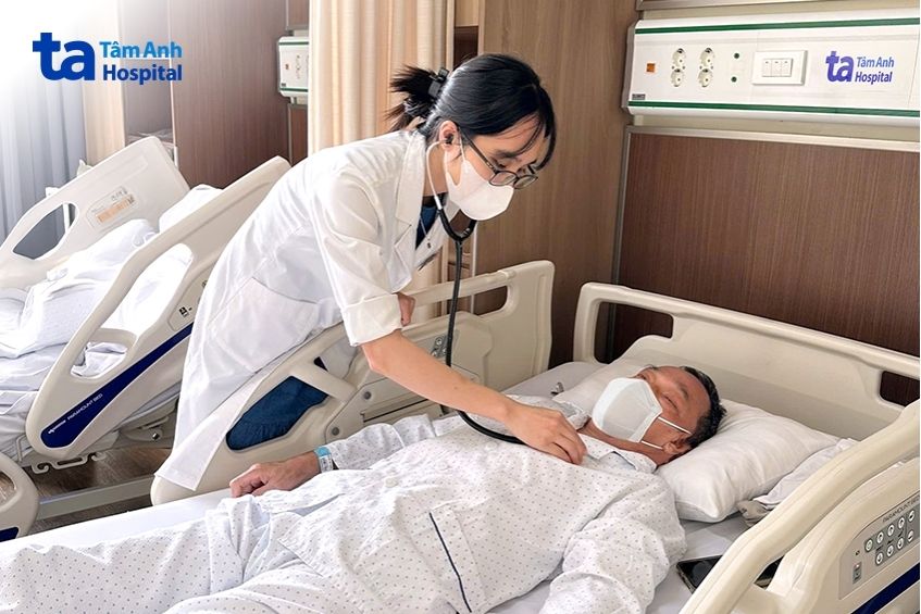 Bác sĩ Vân đang kiểm tra sức khỏe cho ông Thịnh trước khi ra viện.