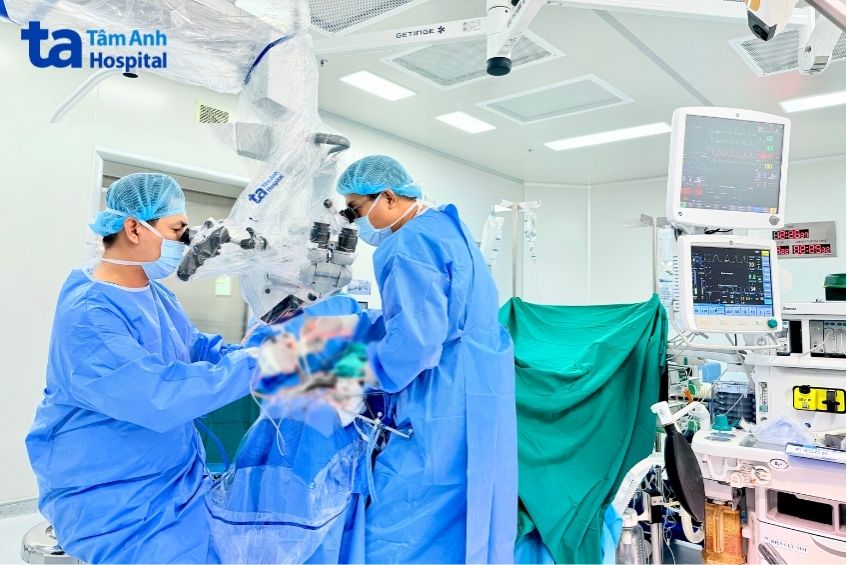 Bác sĩ Vũ phẫu thuật cắt hồi hải mã, kiểm soát cơn động kinh cho anh Khang.