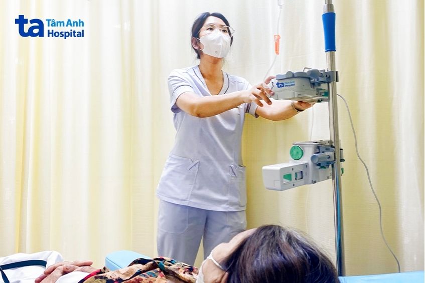 Điều dưỡng khoa Ung bướu kiểm tra quá trình truyền thuốc cho bà Liên.