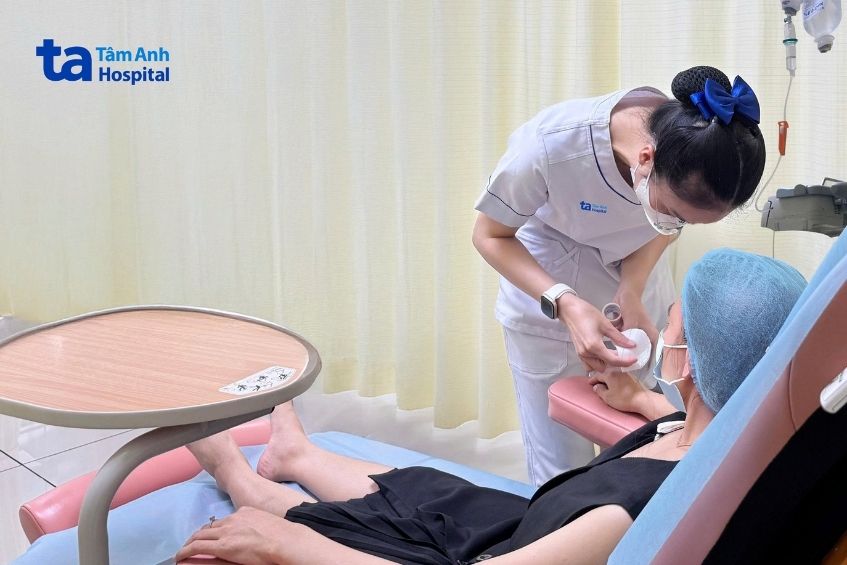 Điều dưỡng truyền thuốc cho chị Hằng trên ghế chuyên dụng dễ dàng điều chỉnh tư thế, êm ái.