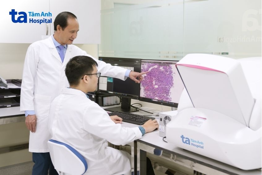 PGS Dũng đọc kết quả xét nghiệm mô bệnh học và hóa mô miễn dịch.