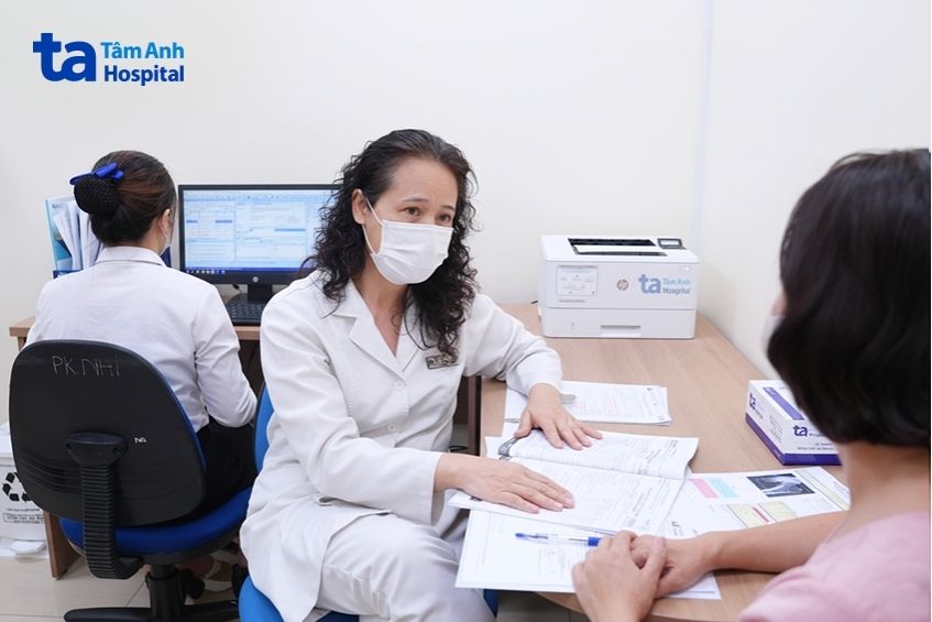 bác sĩ tâm anh tư vấn bệnh nhân sử dụng thuốc.