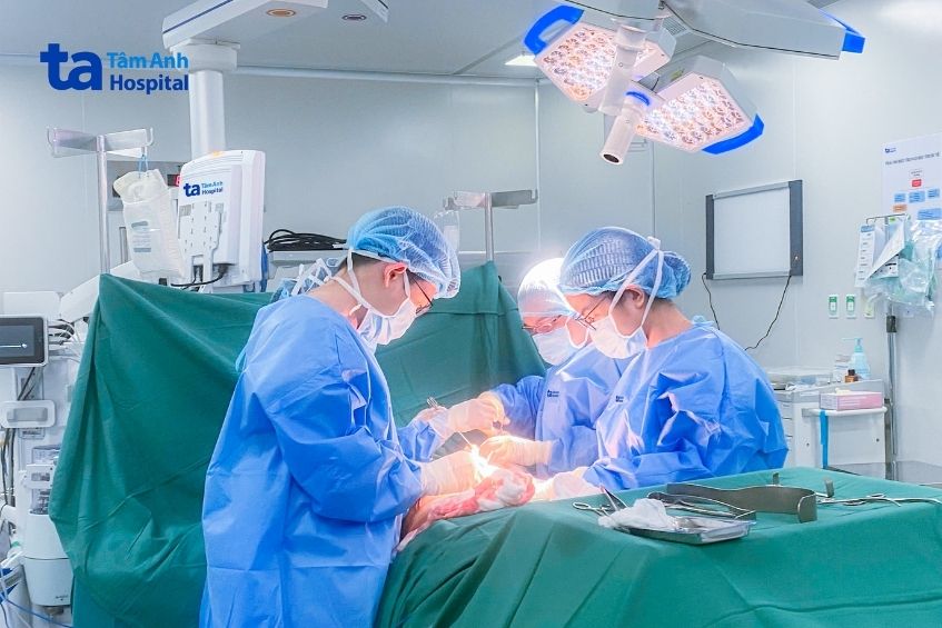 Từ trái qua, ThS.BS CKI Huỳnh Bá Tấn, ThS.BS Nguyễn Đỗ Thùy Giang, ThS.BS Trần Nguyễn Nhật Khánh đang phẫu thuật kép chữa ung thư vú, tuyến giáp cho chị Hồng. 