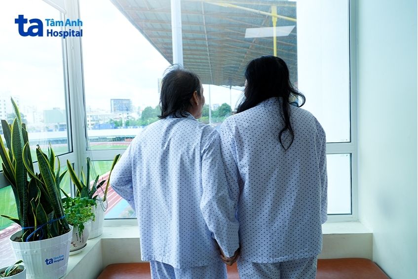 Vợ chồng bệnh nhân Hòa, Thảo sau một ngày phẫu thuật, hồi phục nhanh, vận động, sinh hoạt bình thường.