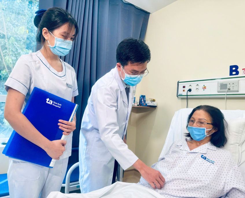 bà Thu thăm khám sau phẫu thuật