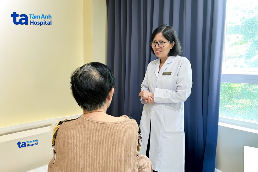 Bác sĩ Bình căn dặn bà Mai tuân thủ lịch tái khám sau khi xuất viện