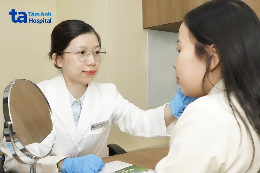 bác sĩ chẩn đoán tình trạng