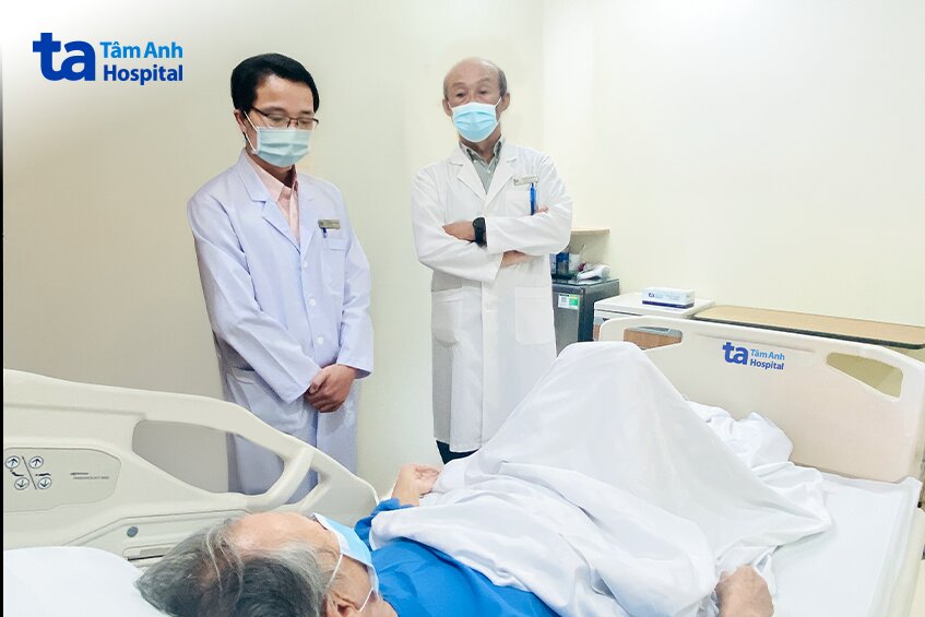 bác sĩ chuyên cùng bác sĩ nam