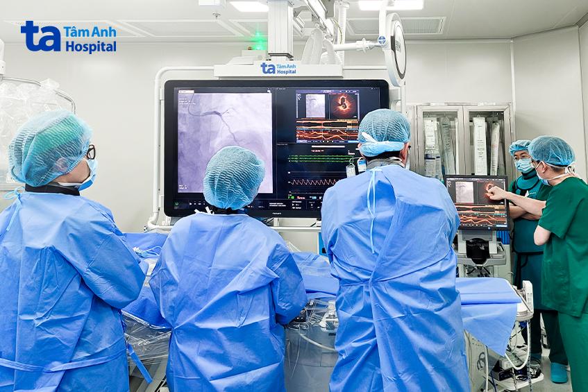 Bác sĩ đặt stent mạch vành cho bệnh nhân dưới sự hỗ trợ của kỹ thuật OCT