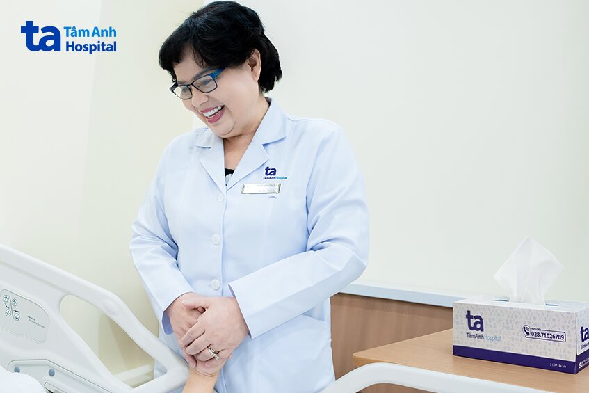 bác sĩ đến động viên người bệnh
