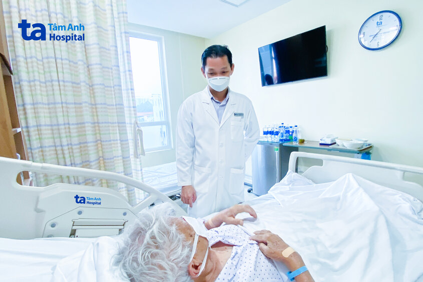 bác sĩ đến thăm sau hậu phẫu