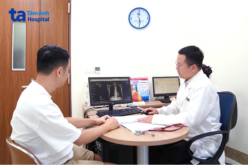 Bác sĩ Dũng thăm khám cho bệnh nhân Tiếp