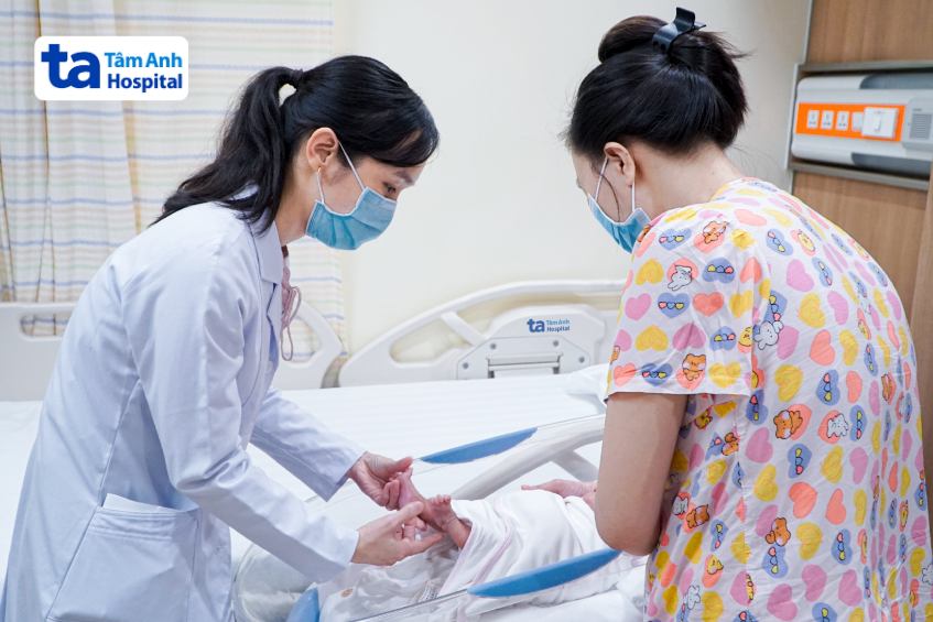 Bác sĩ Giang kiểm tra sức khỏe cho bé
