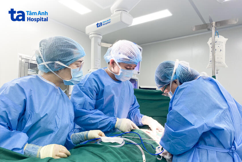 bác sĩ giang và bác sĩ tuấn cùng ekip