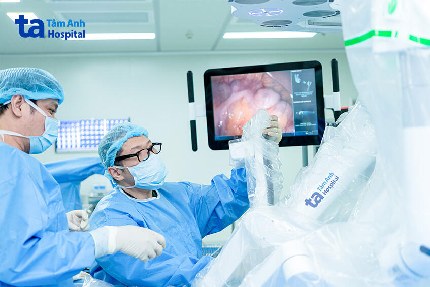 bác sĩ hoàng đức cùng với máy davinci