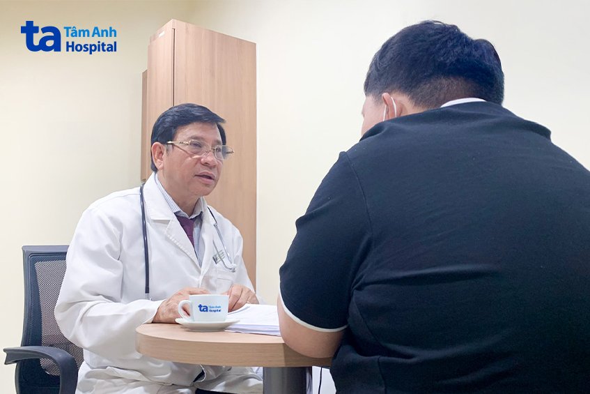 bác sĩ hoàng tư vấn giảm cân cho khách hàng