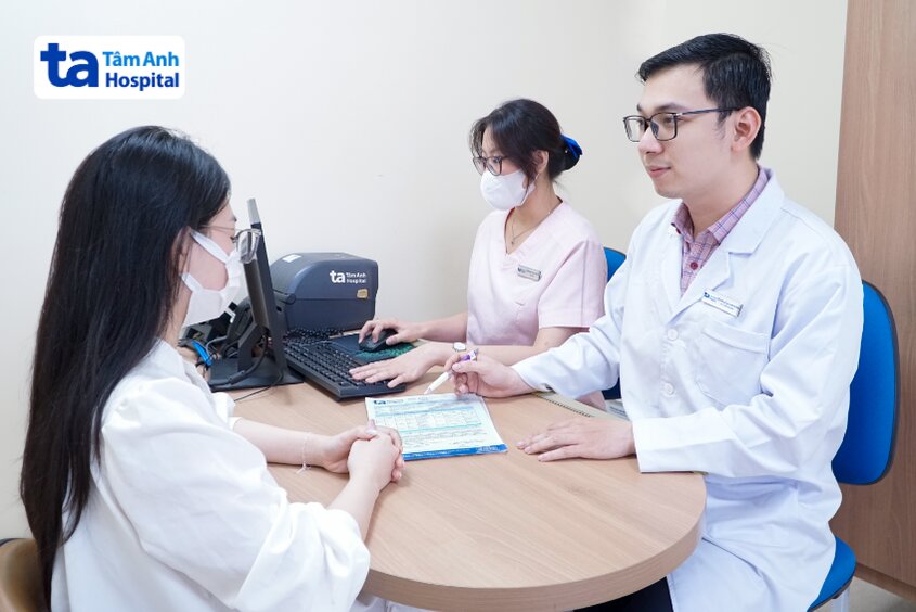 bác sĩ hưng tư vấn cho sản phụ