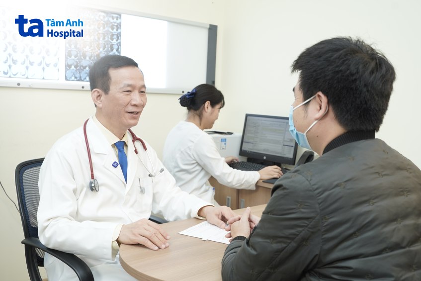 Bác sĩ khám và phát hiện sớm, điều trị đúng giúp kiểm soát