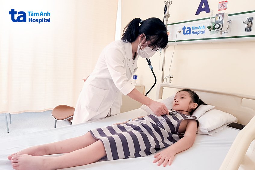 bác sĩ linh thăm khám cho bé châu