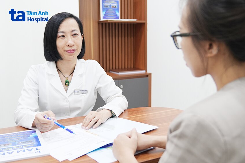 bác sĩ mai tư vấn cho khách hàng