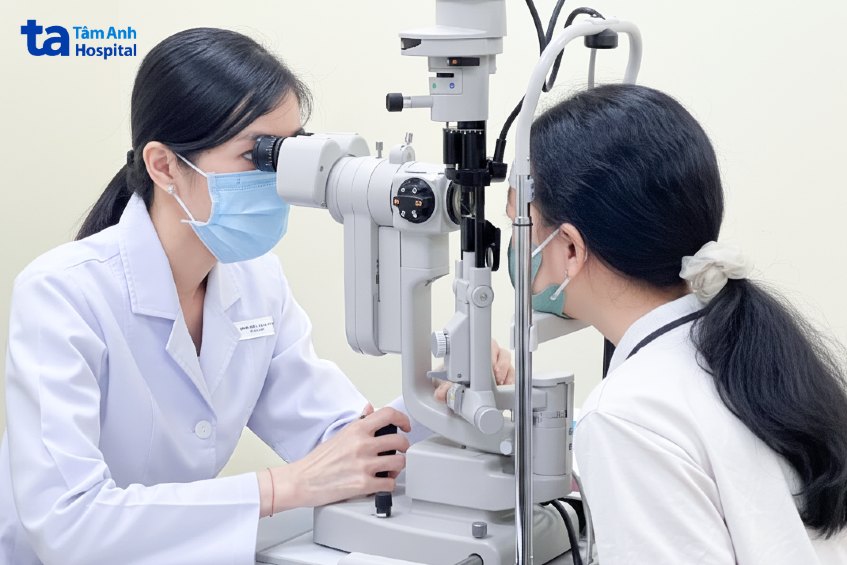 bác sĩ ngọc anh khám mắt cho bệnh nhân