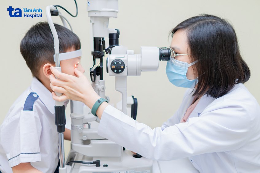 bác sĩ ngọc thúy khám mắt cho bệnh nhân