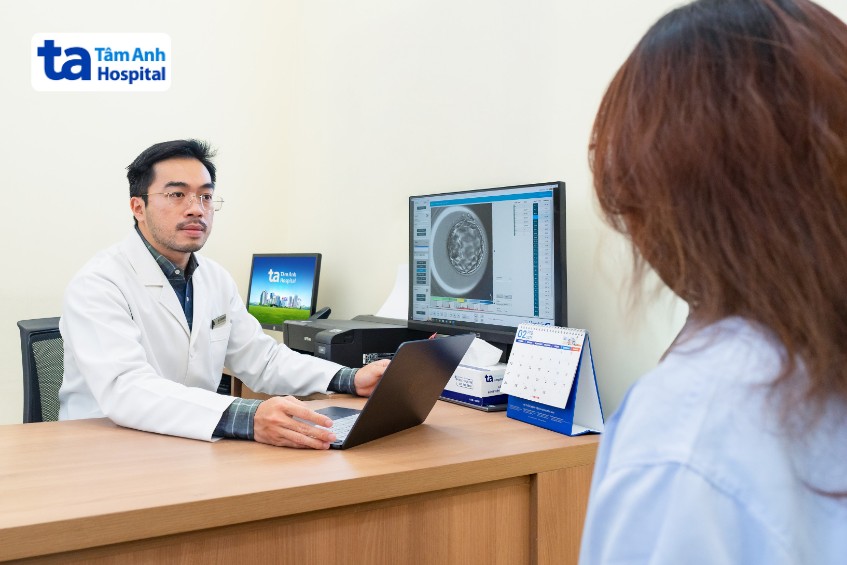 Bác sĩ Lê Xuân Nguyên tư vấn phác đồ điều trị cho người bệnh