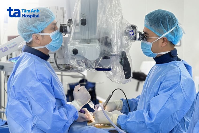 bác sĩ phẫu thuật bằng kính vi phẫu và máy c arm