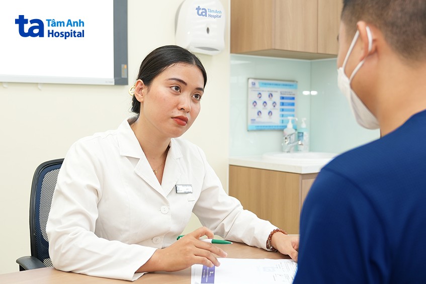 bác sĩ tâm anh giải thích tình trạng cho bệnh nhân