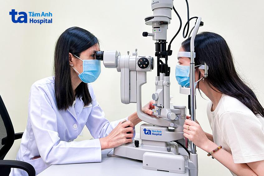 bác sĩ tâm anh thăm khám mắt cho bệnh nhân