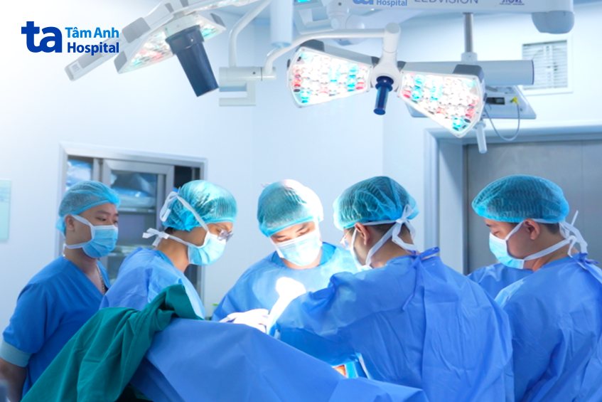 bác sĩ tâm anh thay khớp gối cho bệnh nhân