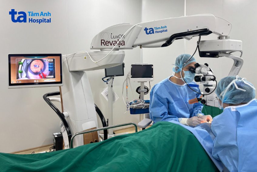 bác sĩ tâm anh thực hiện ca mổ cho bà bình