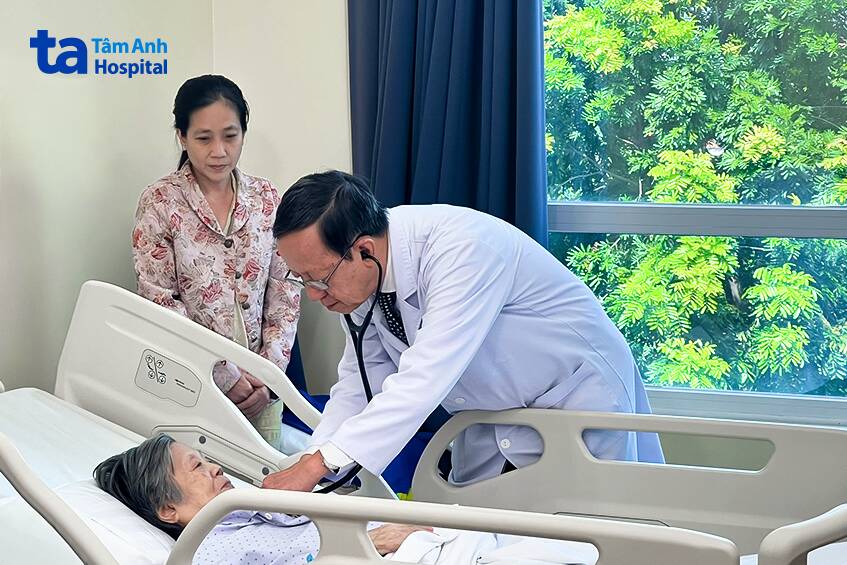 bác sĩ thăm khám cho bệnh nhân