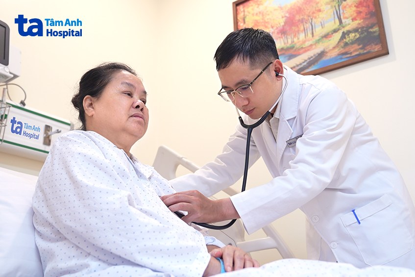 Bác sĩ Thao thăm khám cho bà Phương sau can thiệp