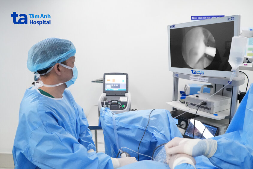 bác sĩ thực hiện liệu pháp hơi nước rezum