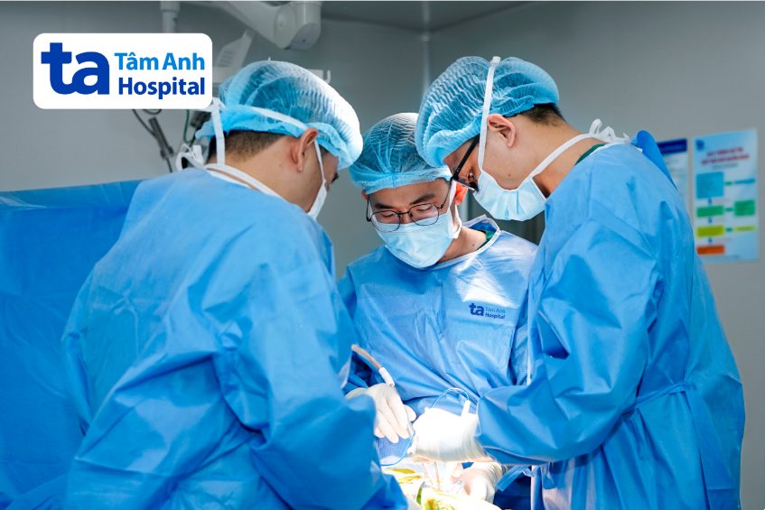 bác sĩ thực hiện phẫu thuật kết hợp xương