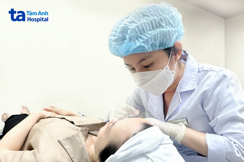 bác sĩ thực hiện tiêm meso