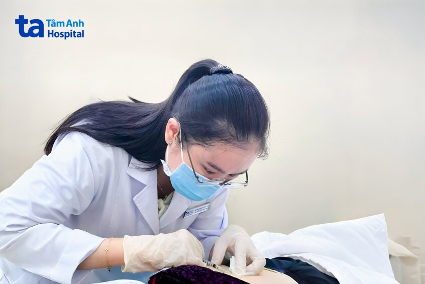 bác sĩ tiêm thuốc trị sẹo lồi