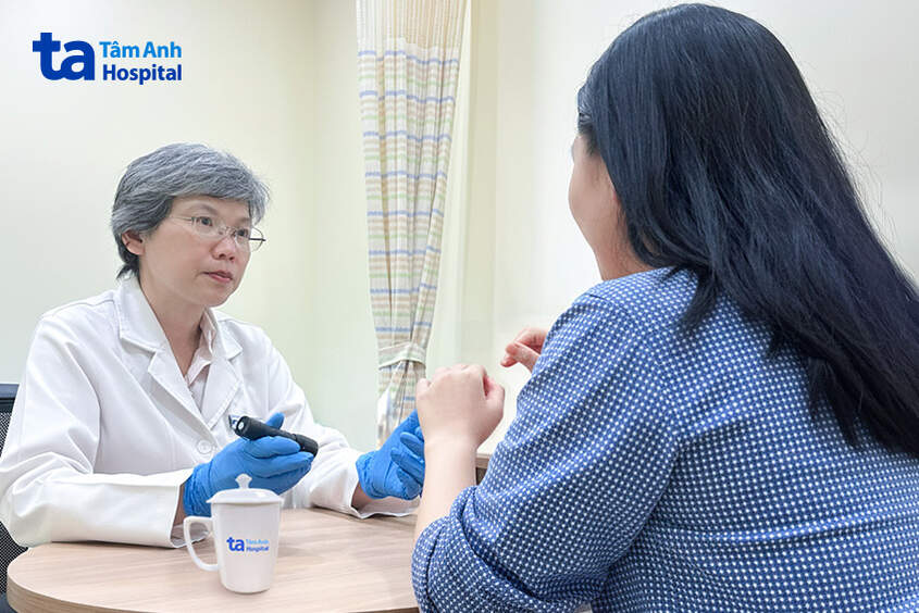 bác sĩ trao đổi với bệnh nhân