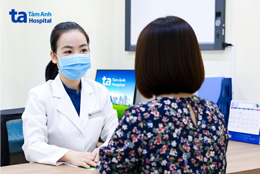 bác sĩ tư vấn hướng điều trị