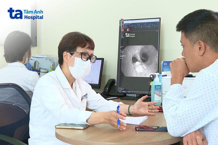bác sĩ tư vấn kết quả nội soi phế quản cho anh minh