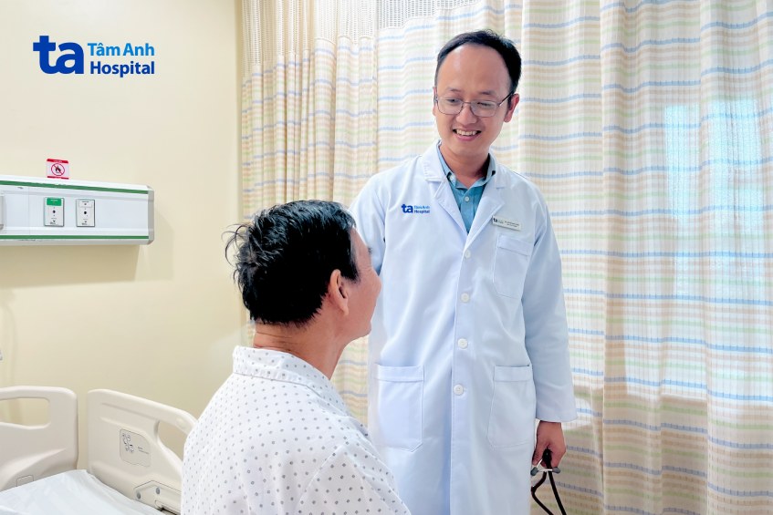 Bác sĩ Tuấn hướng dẫn bệnh nhân cách giữ huyết áp ổn định sau khi xuất viện