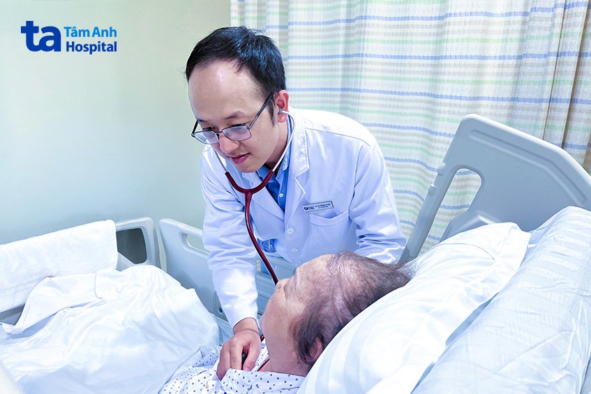 Bác sĩ Tuấn khám cho bệnh nhân trước lúc xuất viện