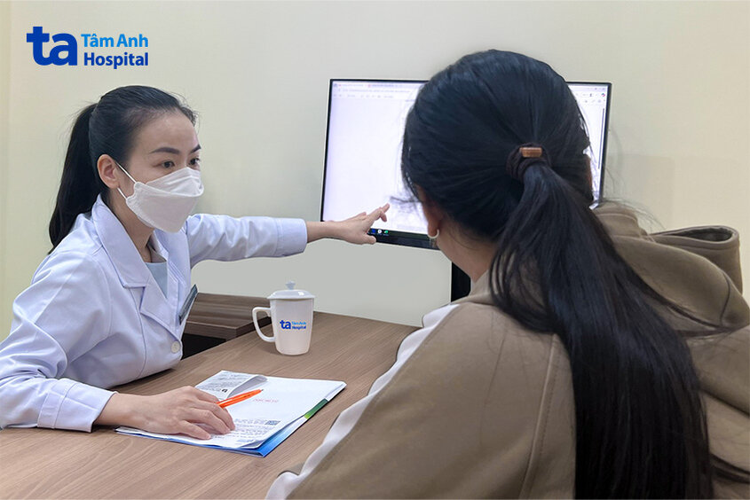 bác sĩ và bệnh nhân trao đổi