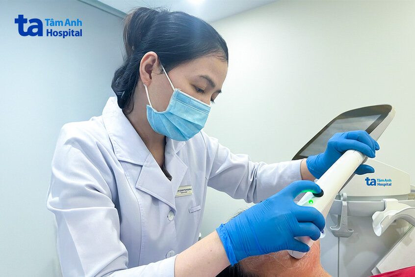bác sĩ vân sử dụng công nghệ superb cho khách hàng